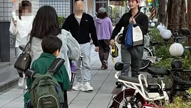 消失幕前7年！嚴爵揪友全家人打球練身材　改當老闆近況曝光