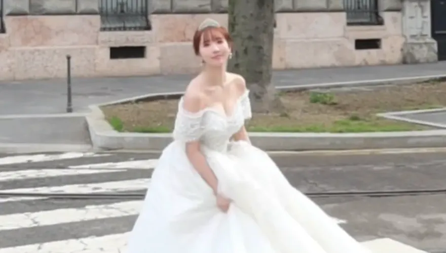 三上悠亞突PO婚紗照！　過馬路辣曬「超兇UU」畫面流出
