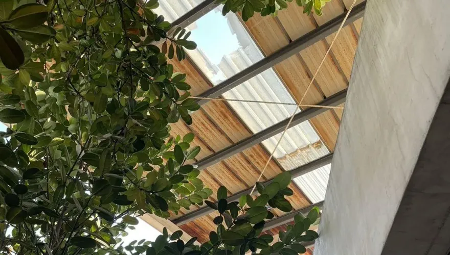 影/殯儀館工人修屋頂踩破採光罩重摔地面！頭顱破、身體骨折送醫不治