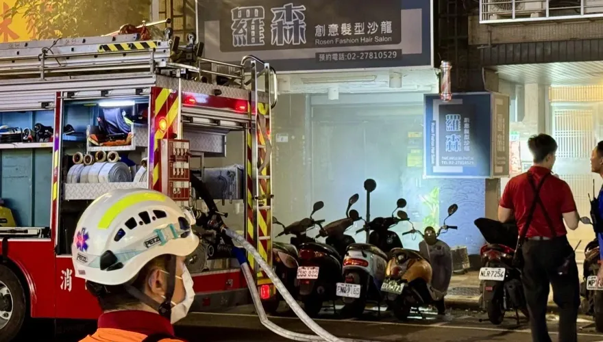 快訊/北市龍江路髮廊晚間火警　整條路「濃煙密佈」警消灌救幸無人傷