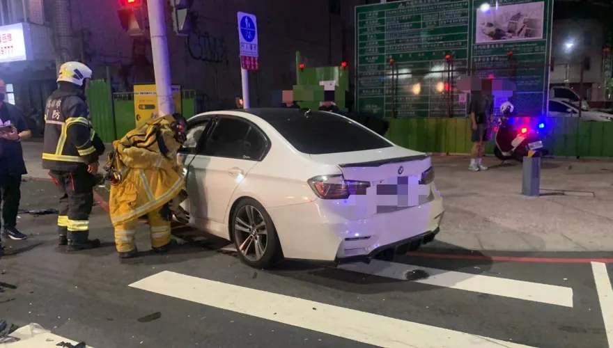 影/高雄三寶婦「左轉未禮讓」　BMW遭撞卡燈桿駕駛受困