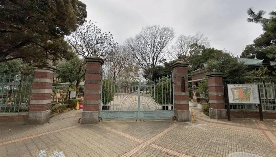 日本成人片商SOD又搞事！將小學校門當封面…曾仿DJ SODA性騷被罵到下架