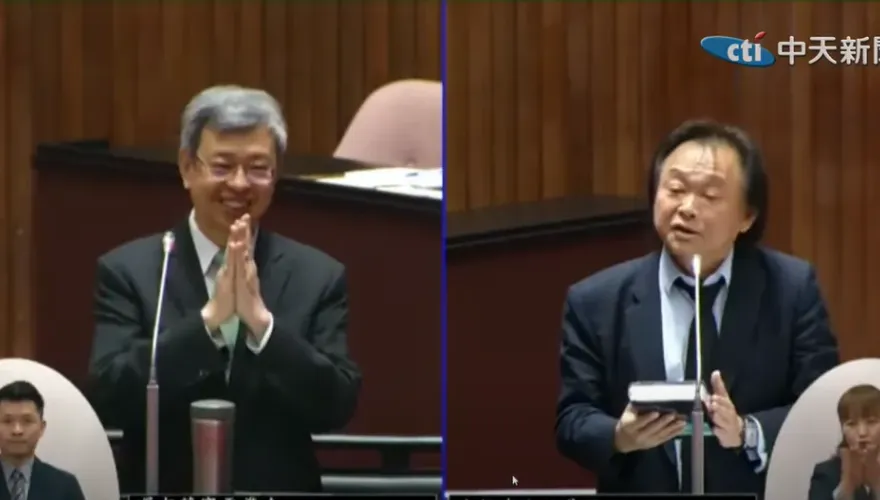 讚閣揆沒有拉幫結派！王世堅離別禮送「聖經一本」　陳建仁反應絕了