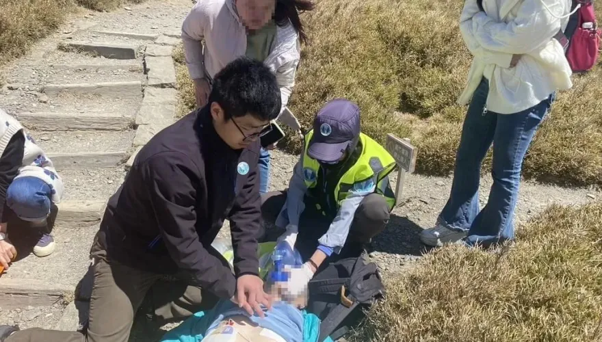 影/桃園旅遊團攀登石門山　68歲男突倒地吊掛送醫不治