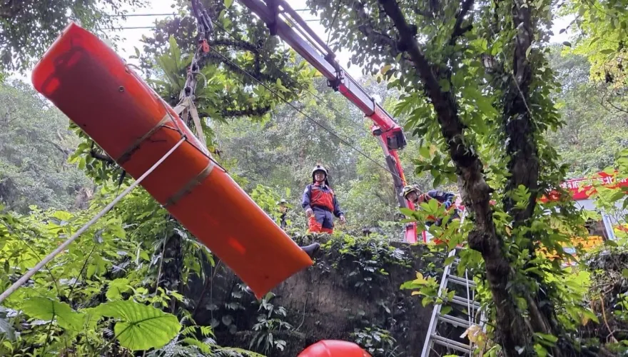 70歲翁汐止登山摔3米深溝　警消吊掛助脫困緊急送醫