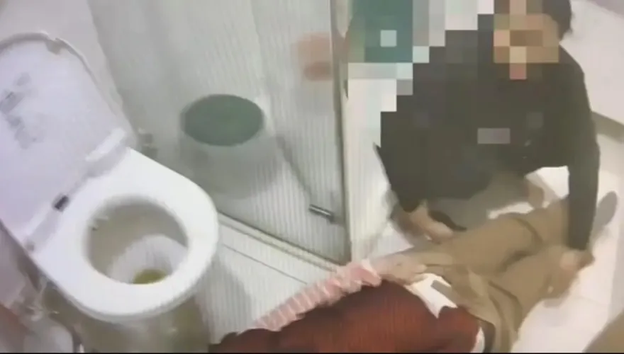 影/救命片！北市老婦倒臥浴室突無意識　警CPR鬼門關前救回一命