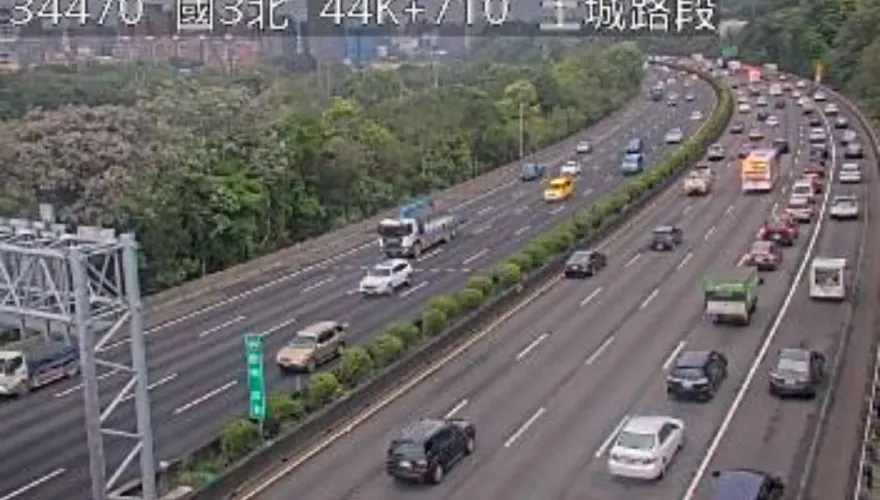 快訊/國道3號土城段連環車禍　1大3小追撞後方嚴重回堵