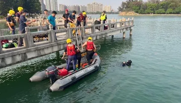 快訊/澄清湖九曲橋男自拍突落水！警消緊急搜尋　救起已無生命跡象
