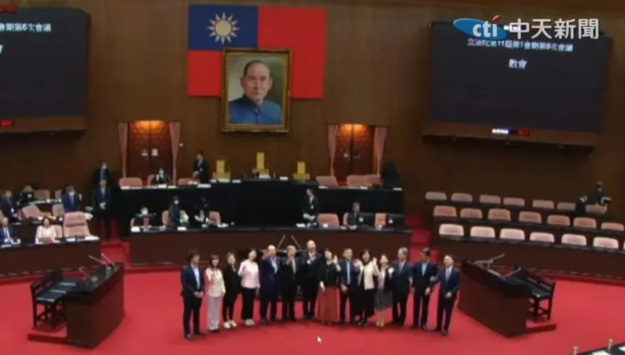 陳建仁任內最後備詢！民進黨團邀大合照　韓國瑜受寵若驚問：我可以嗎？