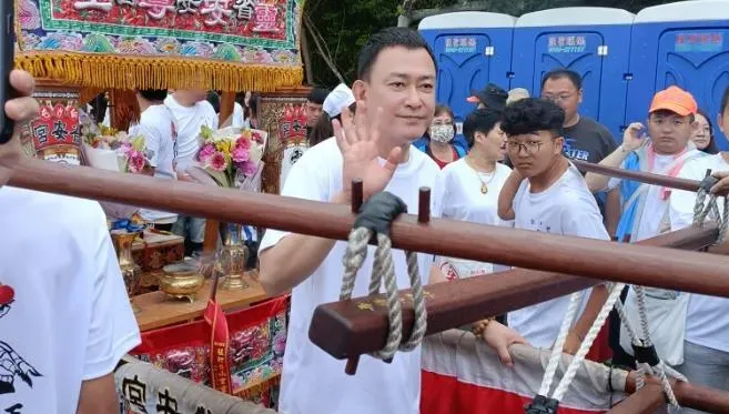 影/驚喜現身！「金曲歌王」、「國民媽媽」瘋追白沙屯媽　全網後悔沒參加