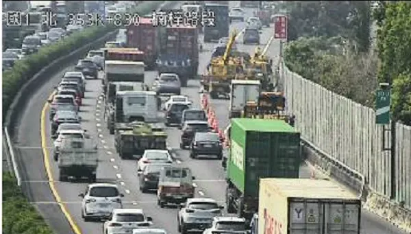 快訊/國1南下楠梓段車禍！貨車翻覆「占用1條車道」　現場一度回堵8km