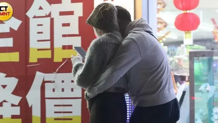 狠甩私接案陰霾！樂天女孩菲菲疑同居LV男　街頭「甜蜜環抱」秀恩愛