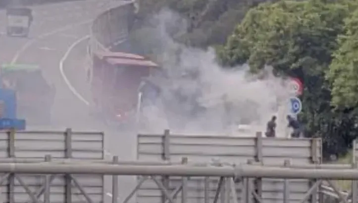 快訊/國3新竹茄苳段驚傳火燒車！濃煙狂竄覆蓋路面　消防急撲滅