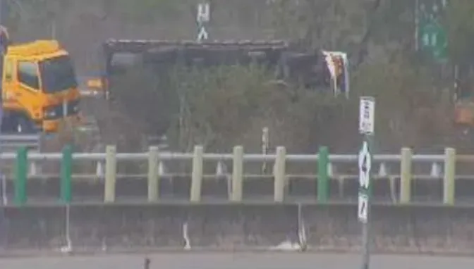 快訊/國4神岡交流道「大貨車側翻90度」！出動整排拖吊工程車救援