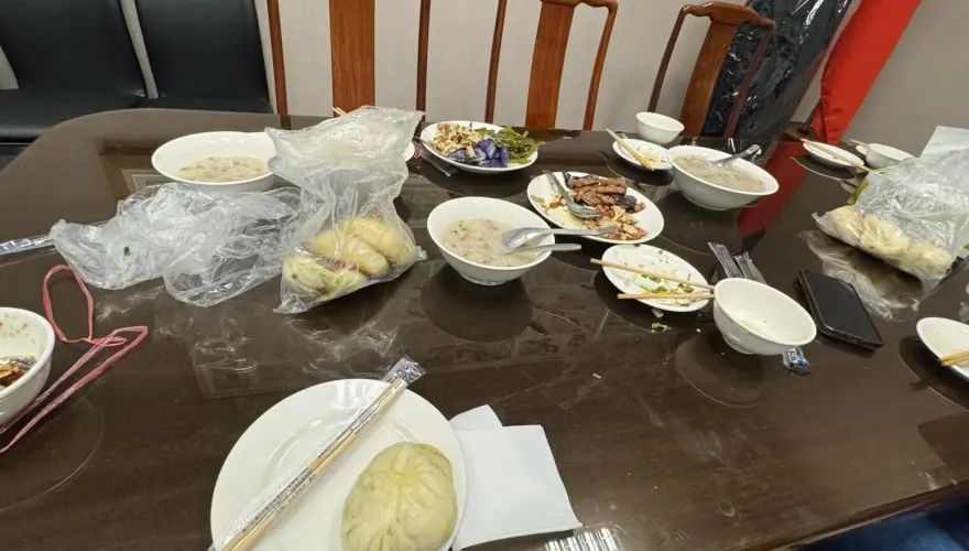 韓國瑜午餐不到百元「水煎包庶民全套」菜色曝光！洪孟楷點破4字電爆綠營