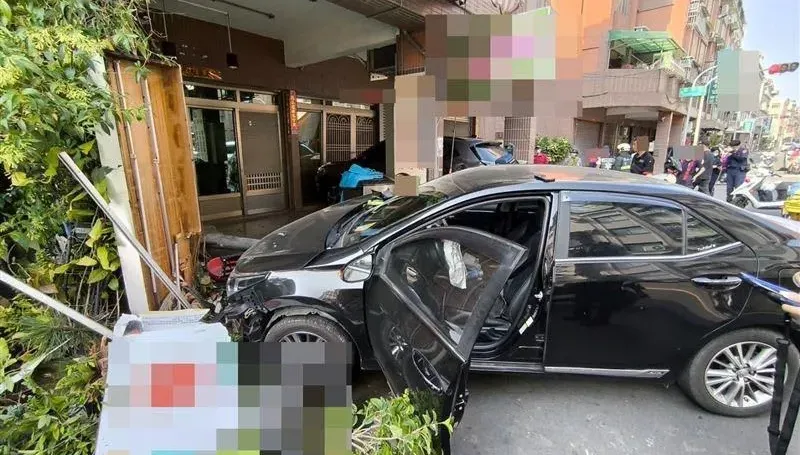 快訊/高雄前鎮嚴重車禍！轎車突失控撞民宅　燈桿盆栽路過騎士都遭殃