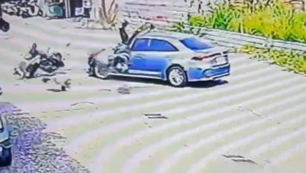 空中轉體2圈重摔！台中驚悚車禍畫面曝　騎士遭噴飛10米落地再翻1圈