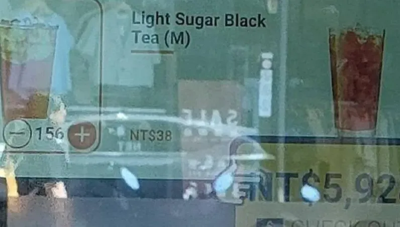 頑童亂按自助點餐機！家長一旁滑手機　驚見狂點「156杯」紅茶…奶爸牙歪了