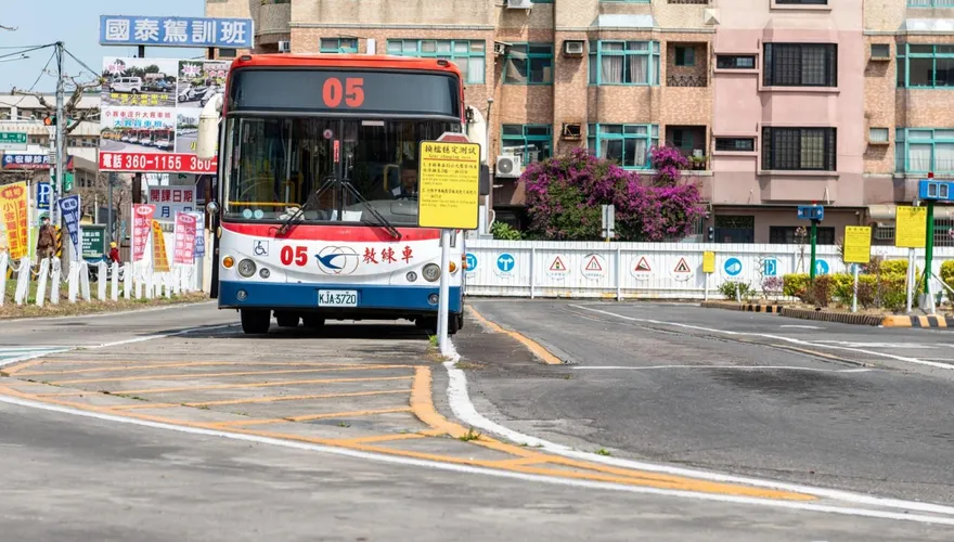 公路局擬開放僑生開大客車！月薪5萬起需通過「華語測驗」