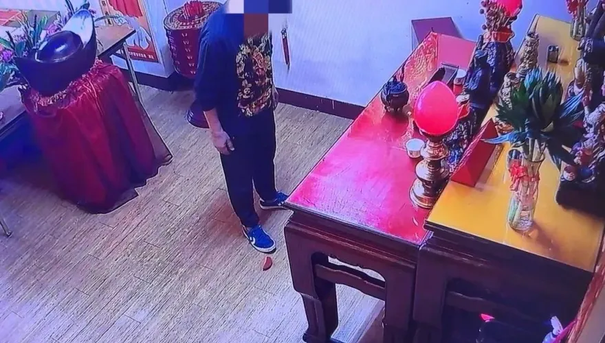 影/我有擲聖筊祂說可以！媽寶賊廟裡偷挖功德箱被逮　還說有跟媽媽講