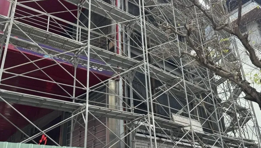 快訊/北市信義區大樓「外牆異物掉落」砸傷路過母子　已緊急送醫搶救中