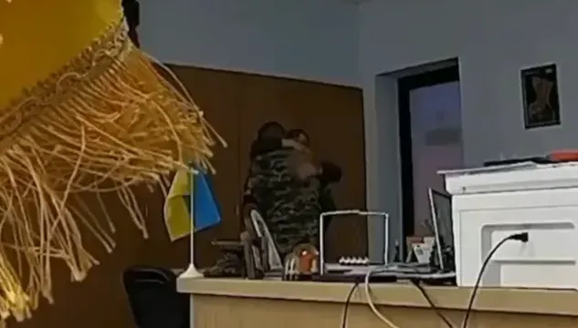 影/前線打仗後方亂搞？烏軍將領辦公室熱吻女助理　荒唐行徑全都錄