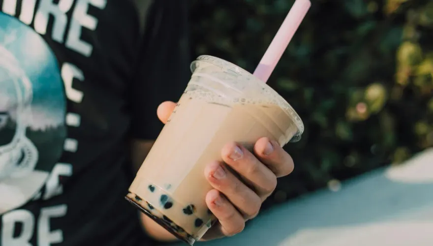 客人沒點奶茶！老闆卻「硬要送一杯」　外送員一開菜單笑了