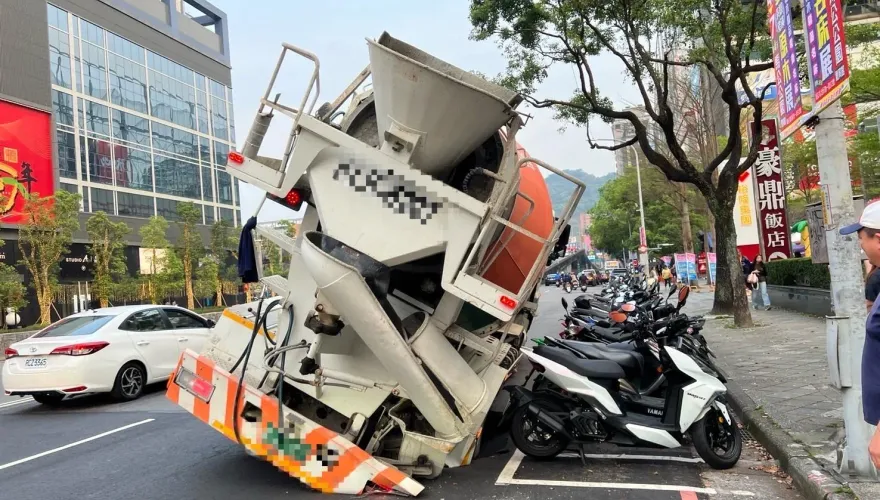 快訊/新店家樂福旁現天坑！水泥車險遭吞噬…傾斜影像曝光
