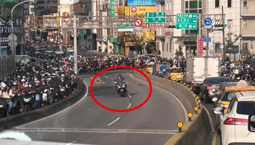 超級勇者！台北橋塞車他放大招「騎一人車道」　網嗨：英雄突破重圍