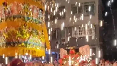 影/豐原慈濟宮媽遶境！拉炮和高壓電擦出「愛的火花」　瞬變白晝