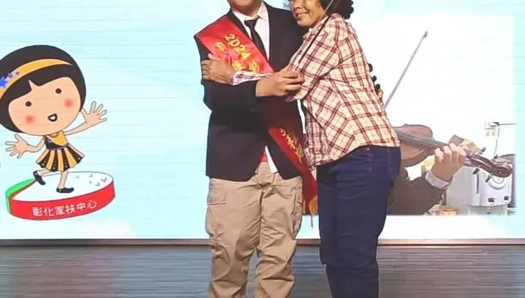 嬤孫相依為命！13歲童「幫賣紅龜粿」　成績優異獲頒自強兒少