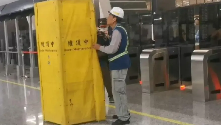 影/北台灣雷雨狂轟！　桃機一航廈天花板「漏水30分鐘」