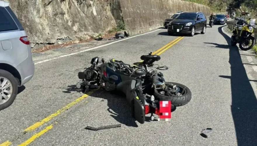 台中鬼切男超車被叭自撞山壁　重機斷兩截「人噴飛12米」害後方騎士慘摔