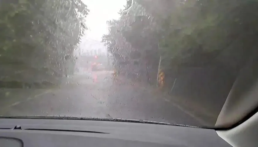 快訊/北台灣午後狂風驟雨「挾雷電」　貓纜15:54起停駛