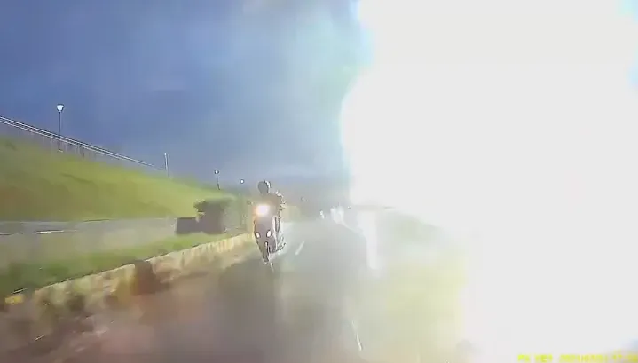 影/生死一瞬間！蘆洲男雨中騎車　路旁電桿電桶突「大爆炸」
