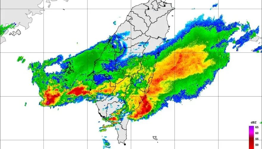 雷雨胞壟罩！　鄭明典：雨帶還在台灣上空，還有雷陣雨機率
