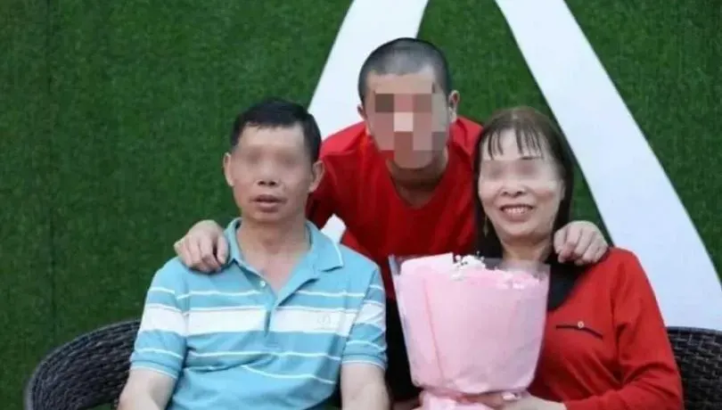 愛兒3歲走丟！父母不放棄「苦尋25年」終重逢　在監獄拍下第1張全家福