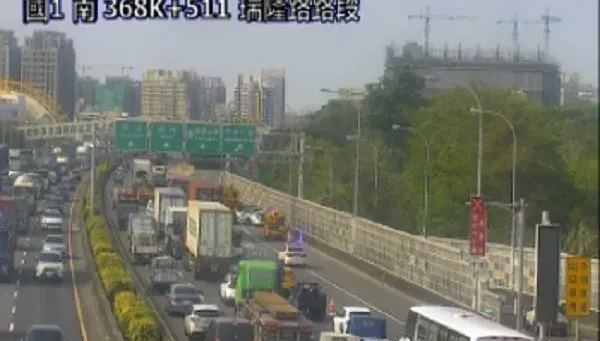 快訊/國1瑞隆路段連環車禍！1遊覽車、2小客車相撞　2人夾困車內
