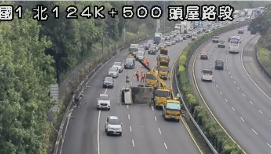 快訊/國1苗栗頭屋段「貨車側翻」！佔用內側2車道　嚴重回堵