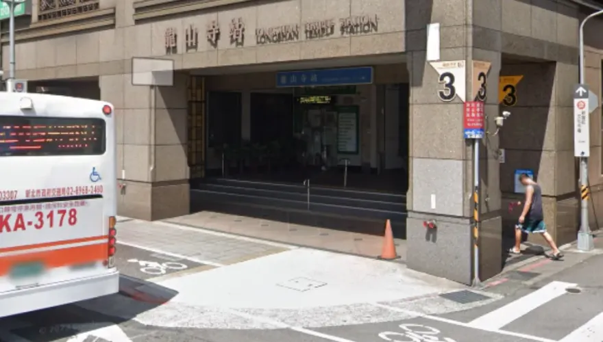 快訊/瓦斯外洩！北捷龍山寺站附近挖破管線　8店家受影響