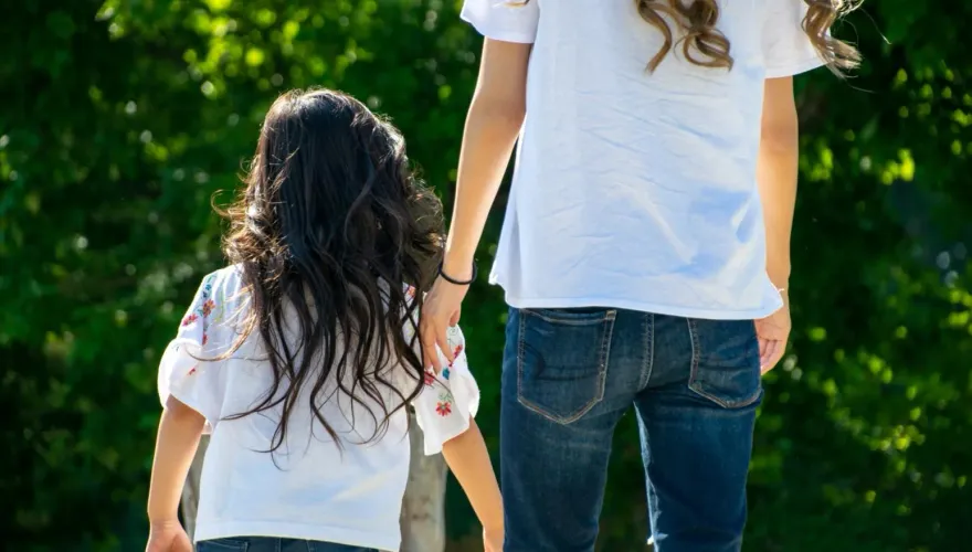 看中11歲女孩！離譜婦人竟把她帶回家「給26歲兒當媳婦」