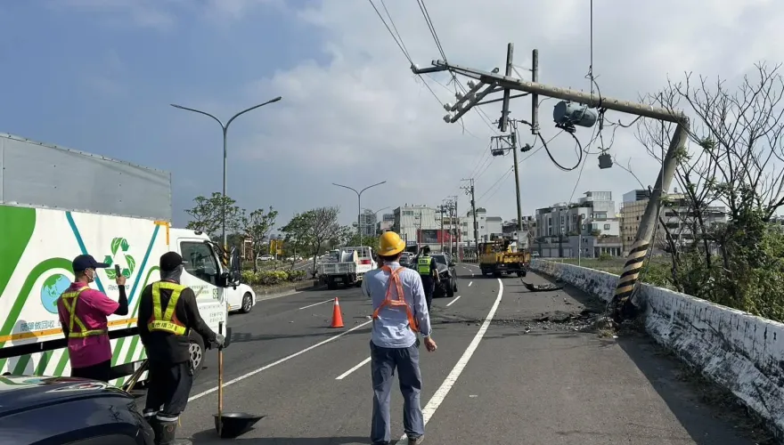 怎麼撞的？轎車失控電線杆折成神奇L型　要斷不斷畫面曝光