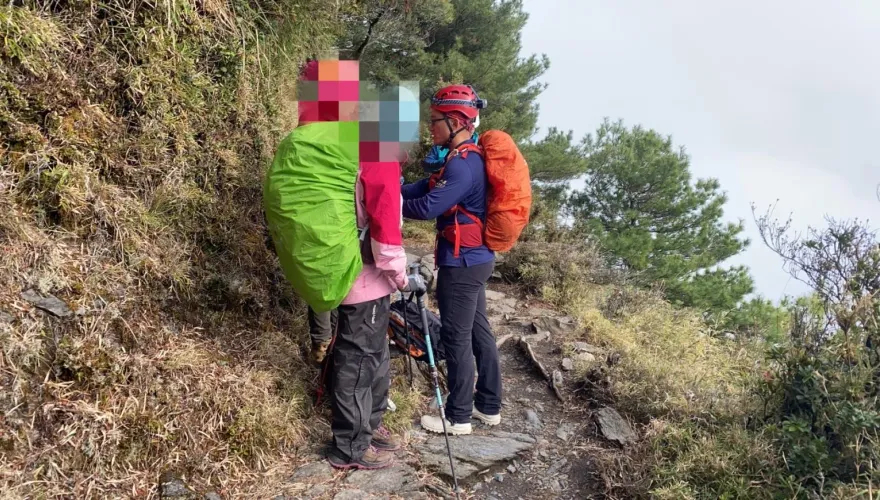 影/59歲女山友爬玉山步道　摔落40米深邊坡！消防員協助下山送醫