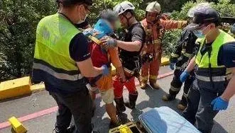 撿個水瓶連人帶車摔山坡下！新北泰山貨車司機受困　警消2小時順利救人