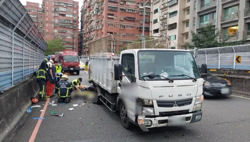 快訊/新北新店機車擦撞資源回收車　2少年命危送醫搶救不治