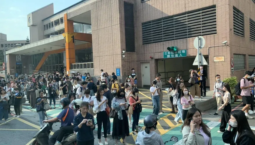 7.2強震撼全台/大驚嚇！台北捷運橘線上班時間停駛 人潮緊急湧出轉搭公車