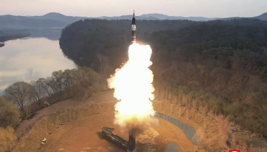 影/秀肌肉！北韓成功試射「火星16」極音速飛彈　金正恩威風視察