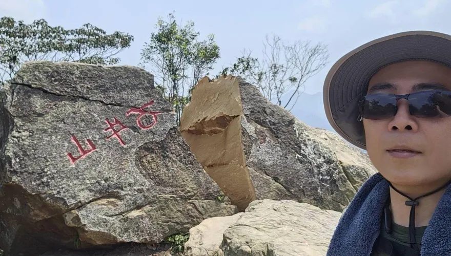 7.2強震撼全台/沒了！桃園新竹交界「石牛山」巨石裂兩半　網友驚：我的牛啊