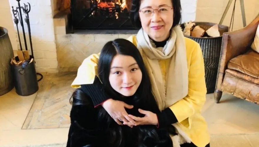 瓊瑤孫女陳可嘉愛毛孩　用畫作替流浪動物找一個家