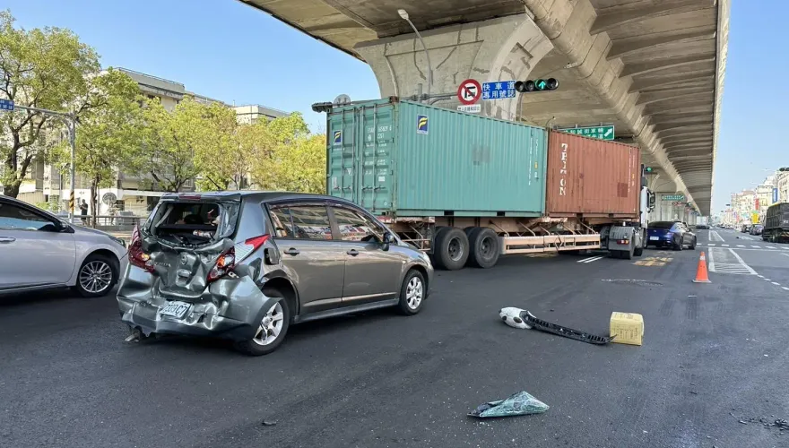 影/高雄大貨車路口連環撞3車！5台路邊停車也遭殃　釀4傷急送醫